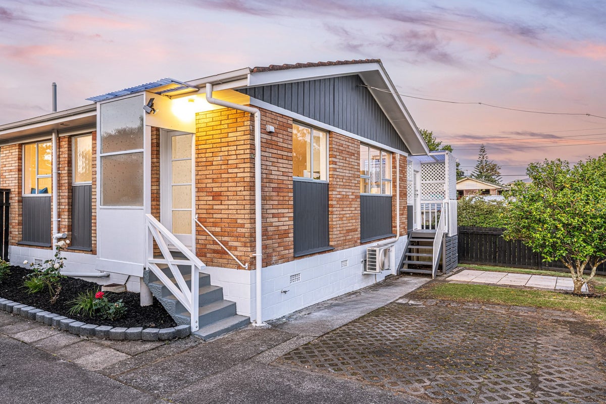 2/17 Roberts Road, Te Atatu South, Auckland - Carousel 2
