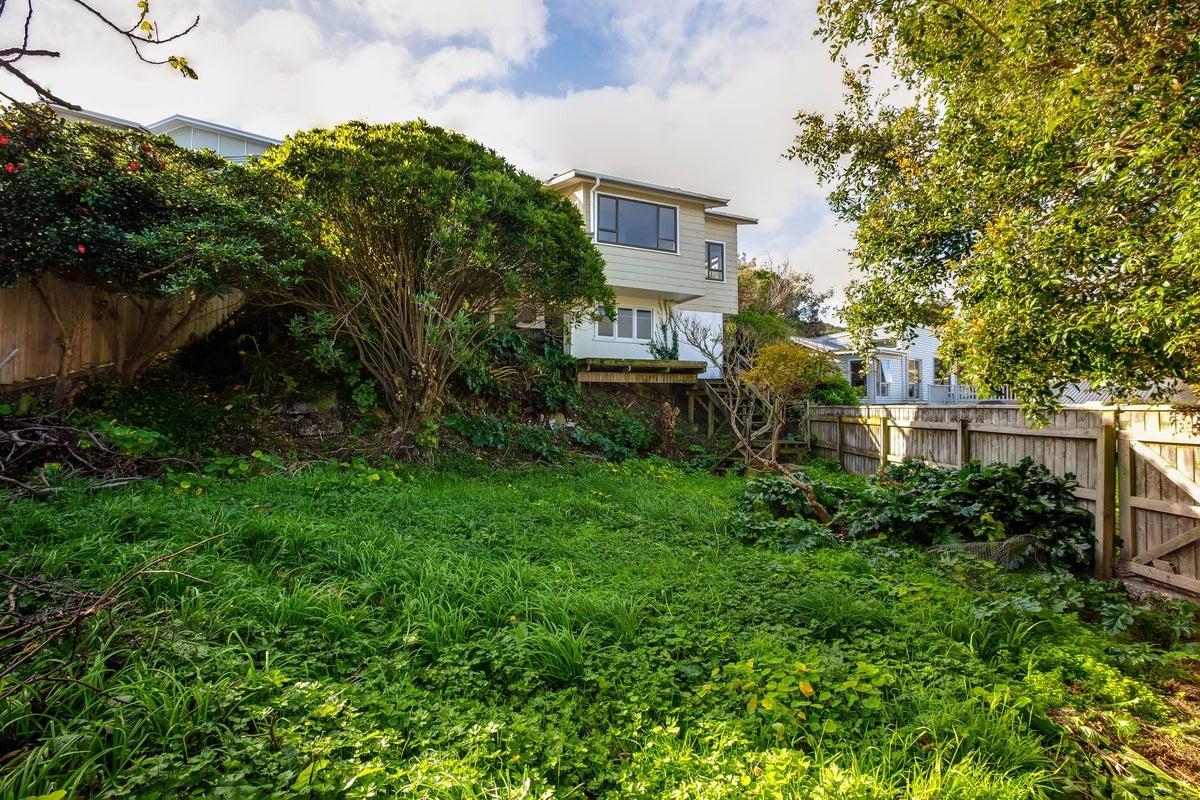 5 Gordon Road, Plimmerton, Porirua - Carousel 24