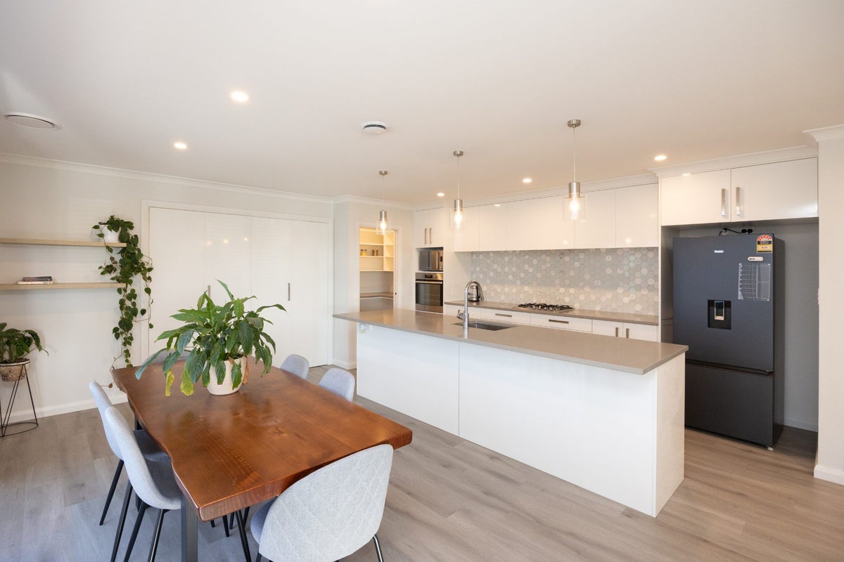 6 Atlantic Drive, Fitzherbert, Palmerston North - Carousel 2