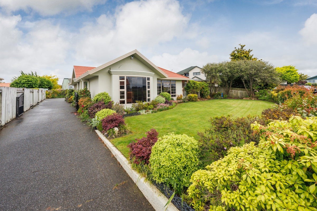 27 Leander Place, Milson, Palmerston North - Carousel 1