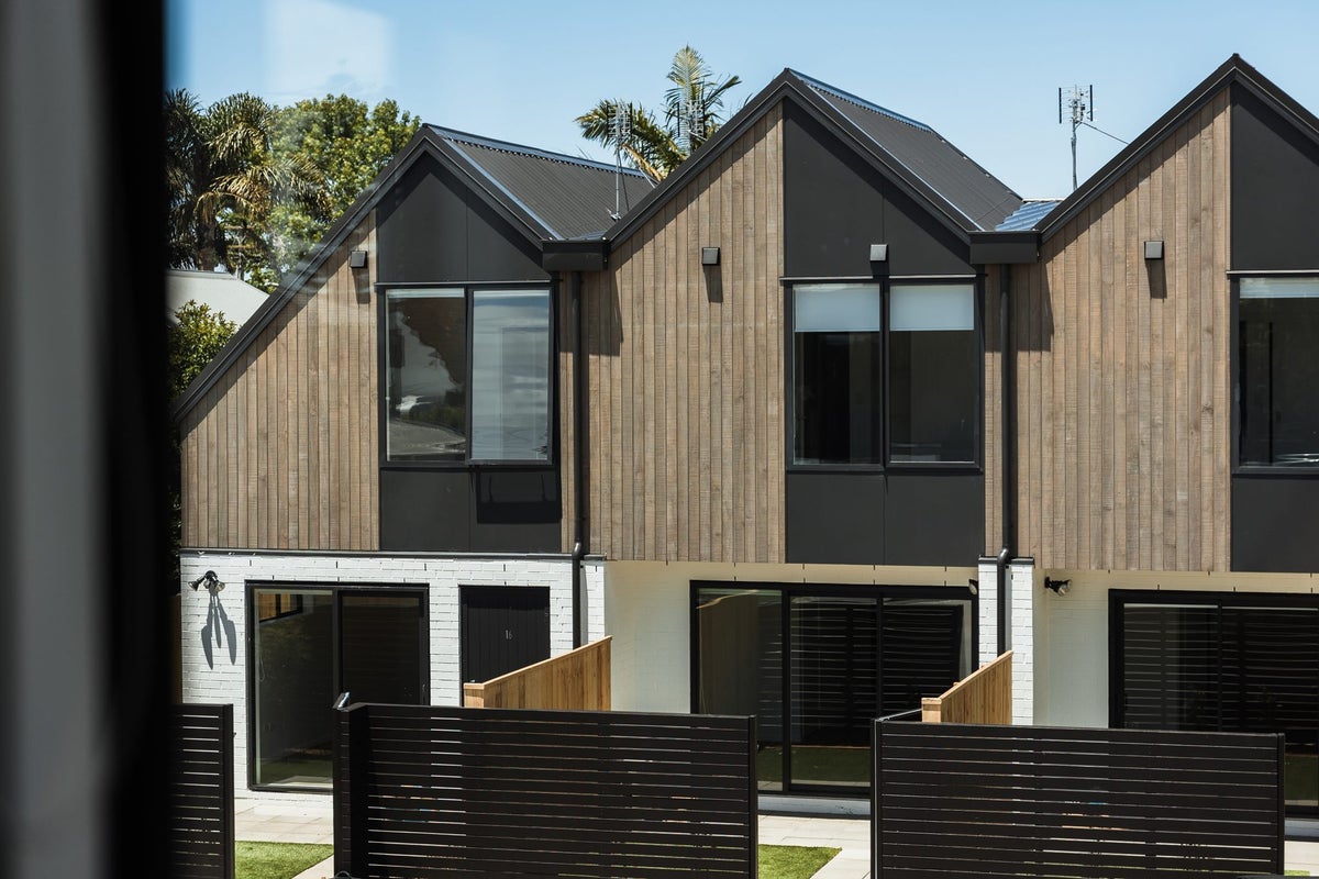 16/12 Tawa Road, Te Atatū Peninsula, Auckland - Carousel 1