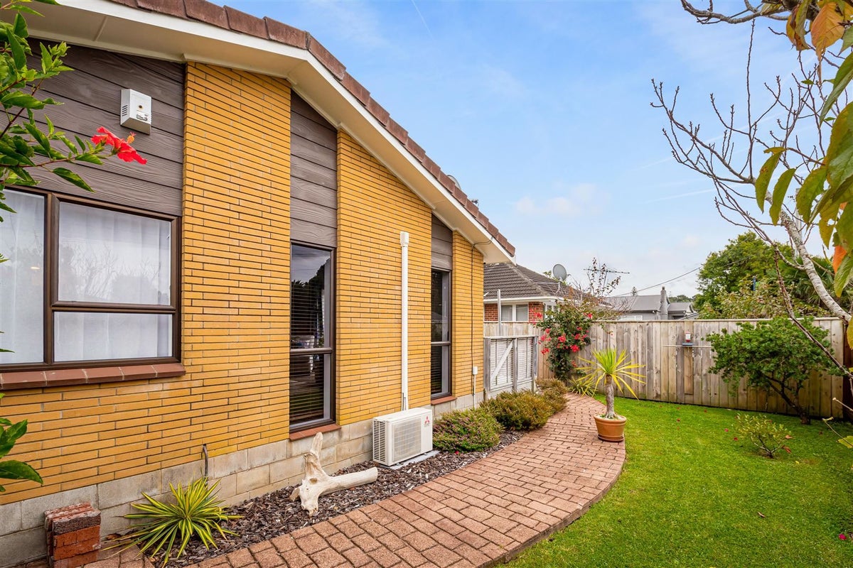 1/10 Hillcrest Ave, Hillcrest, North Shore City - Carousel 2