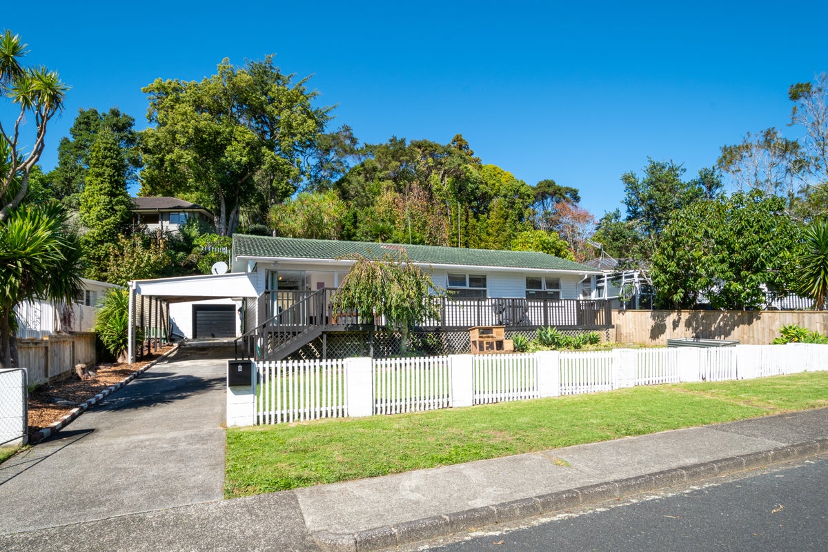 6 Staincross Street, Green Bay, Auckland - Carousel 1