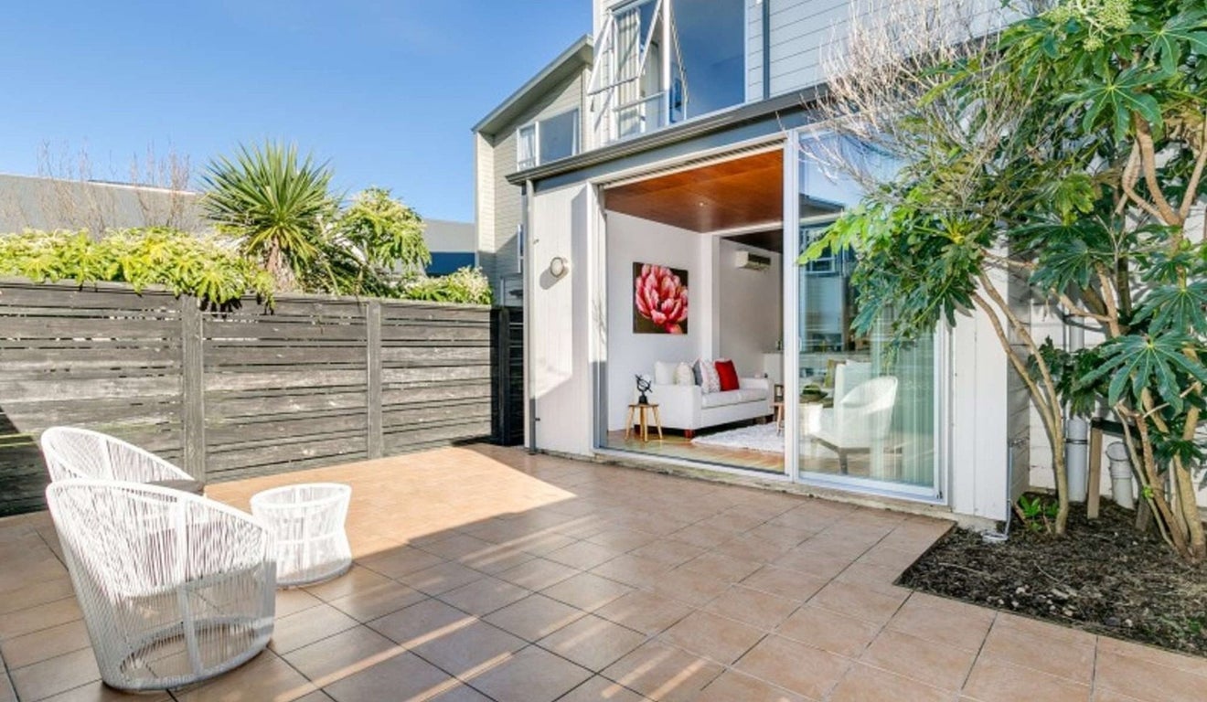 2/3 Severn Street, Island Bay, Wellington - Carousel 1