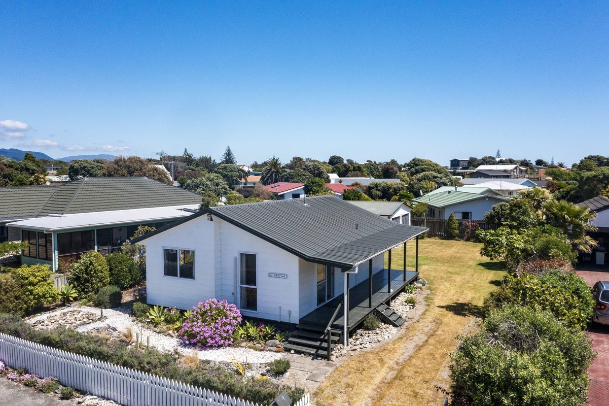 10 Reeves Street, Waikanae Beach, Waikanae - Carousel 1