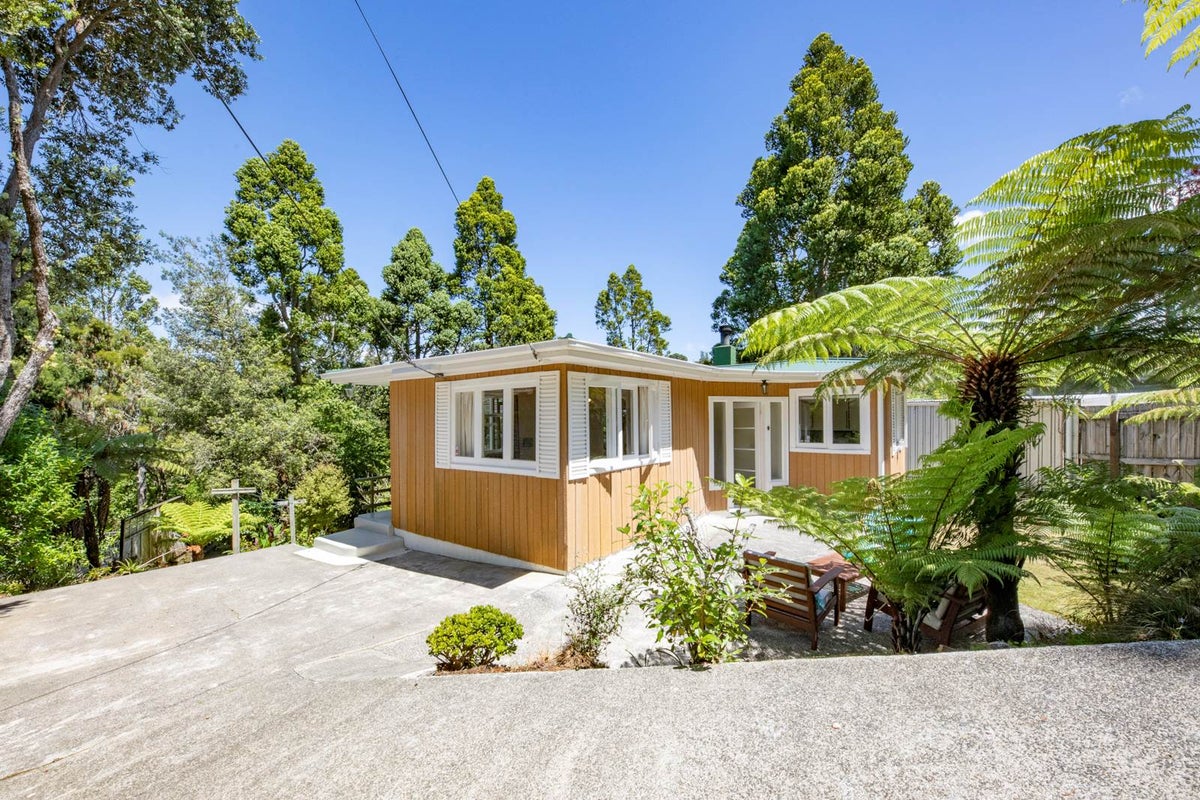 5 Arama Avenue, Titirangi, Auckland - Carousel 2