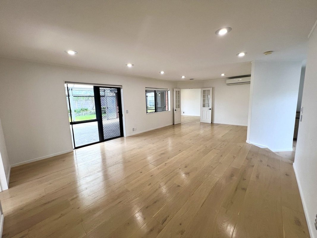 9 West Fairway Drive, Golflands, Manukau - Carousel 2