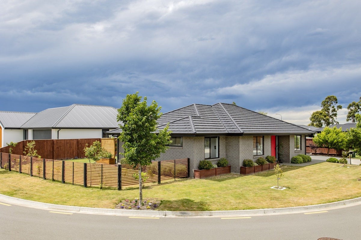 14 Tara Crescent, Woodend, Woodend - Carousel 1