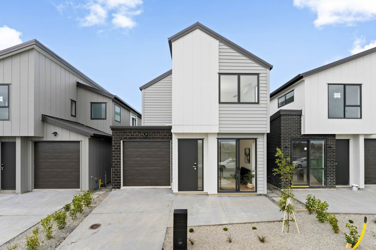 21 Bronzewater Drive, Silverdale, Silverdale - Carousel 1