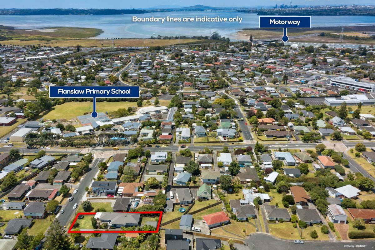 6 Amberley Avenue, Te Atatu South, Auckland - Carousel 2