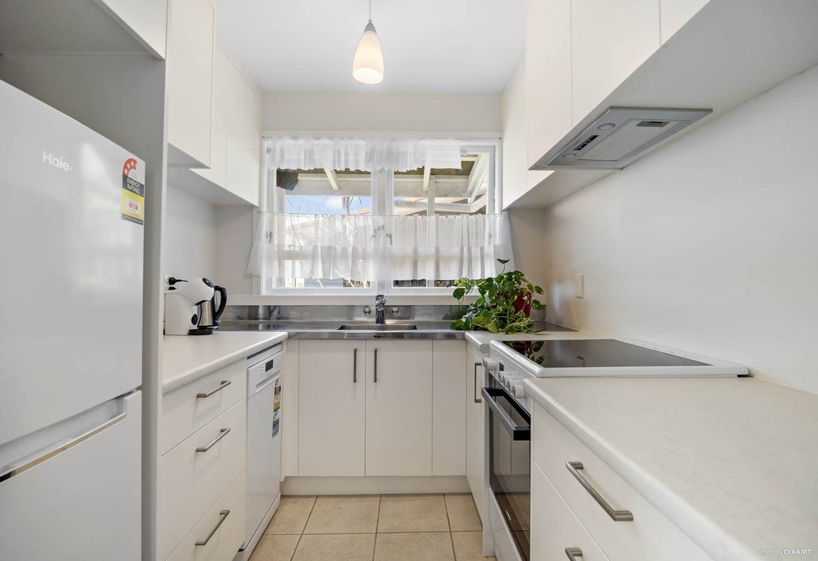 2/8 Geraldine Place, Kohimarama, Auckland - Carousel 2