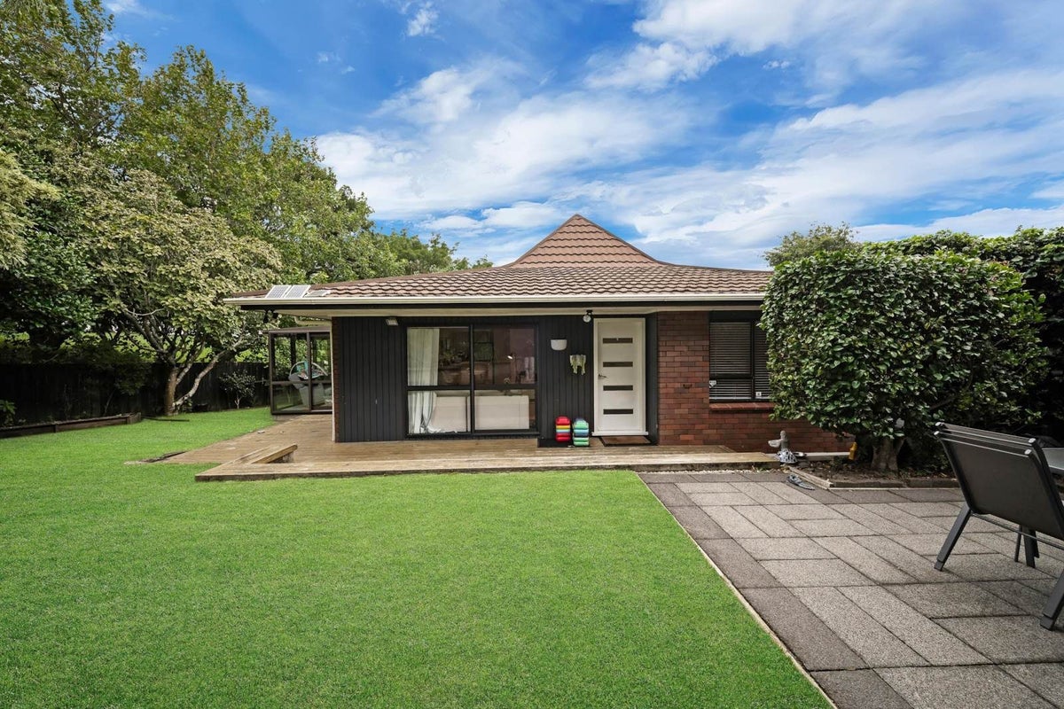 2/3 Diosma Place, Botany Downs, Auckland - Carousel 1