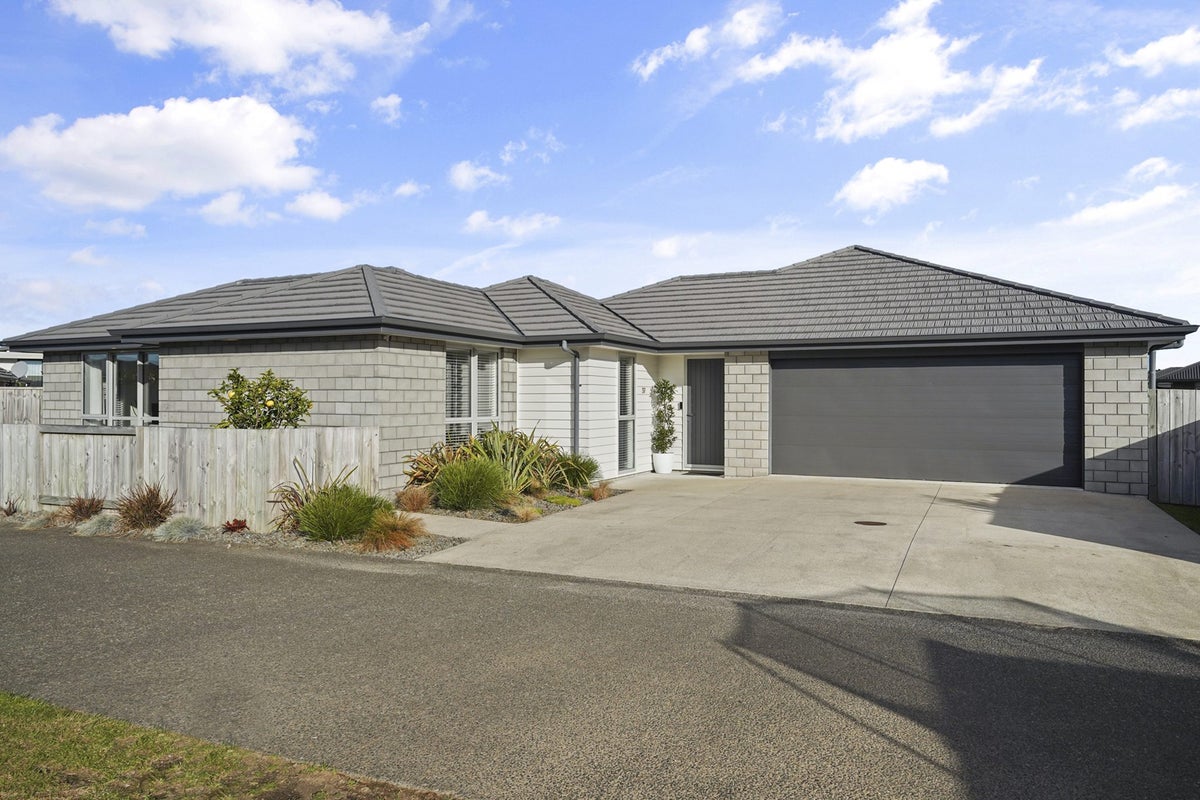 37 Kahuparere Crescent, Pyes Pa, Tauranga - Carousel 1