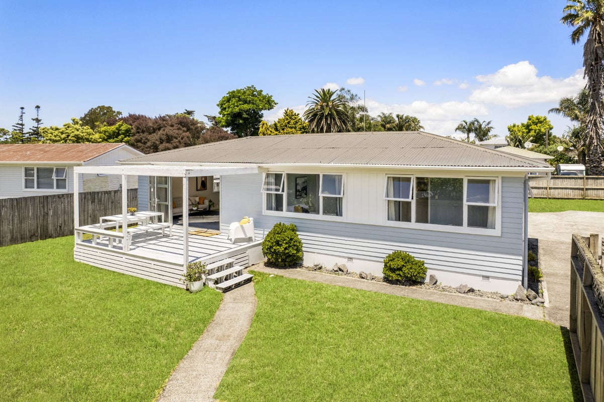 6 Brennan Avenue, Te Atatu Peninsula, Auckland - Carousel 1