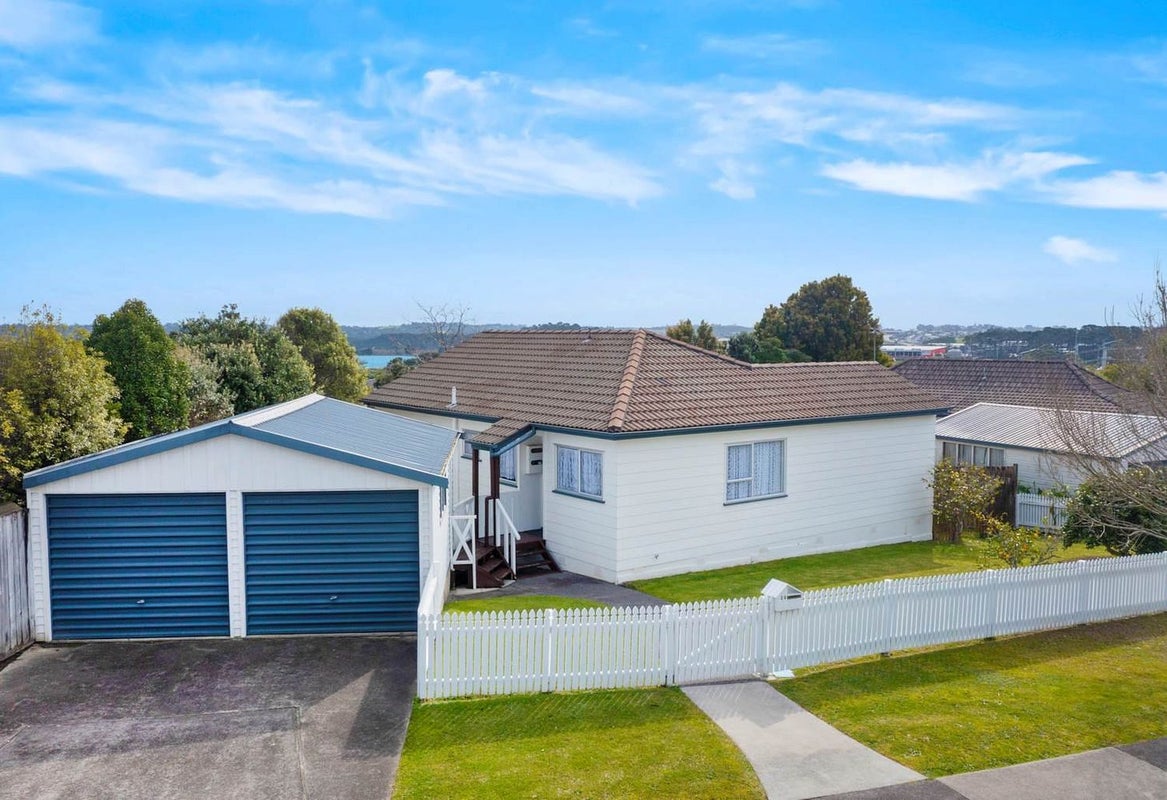 24 Santiago Crescent, Unsworth Heights, Auckland - Carousel 1