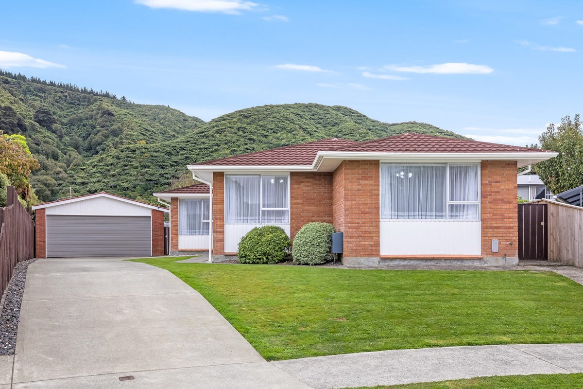 19 Harvard Grove, Totara Park, Upper Hutt - Carousel 1