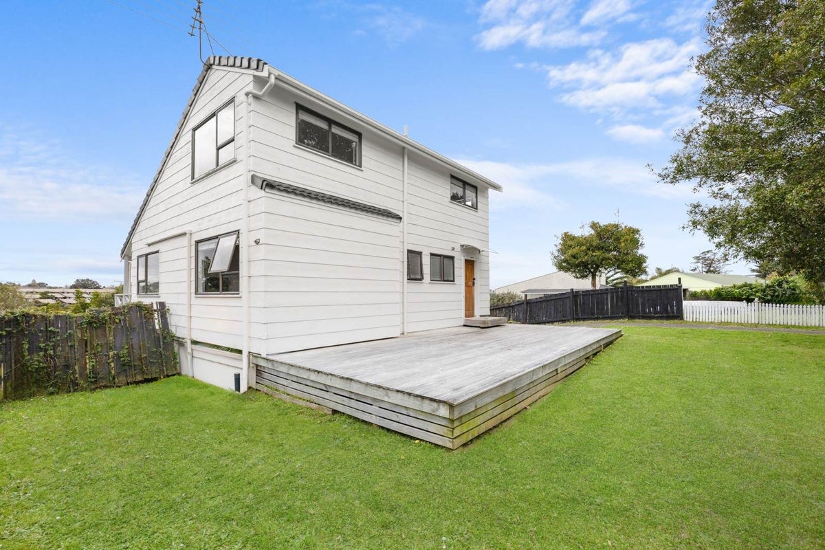 1/3 Tahinga Street, Northcote, Auckland - Carousel 1