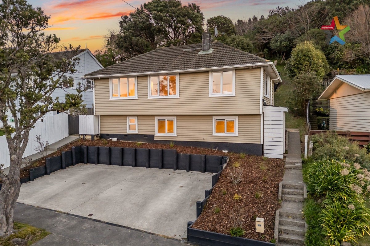 21 Franklyn Road, Tawa, Wellington - Carousel 1