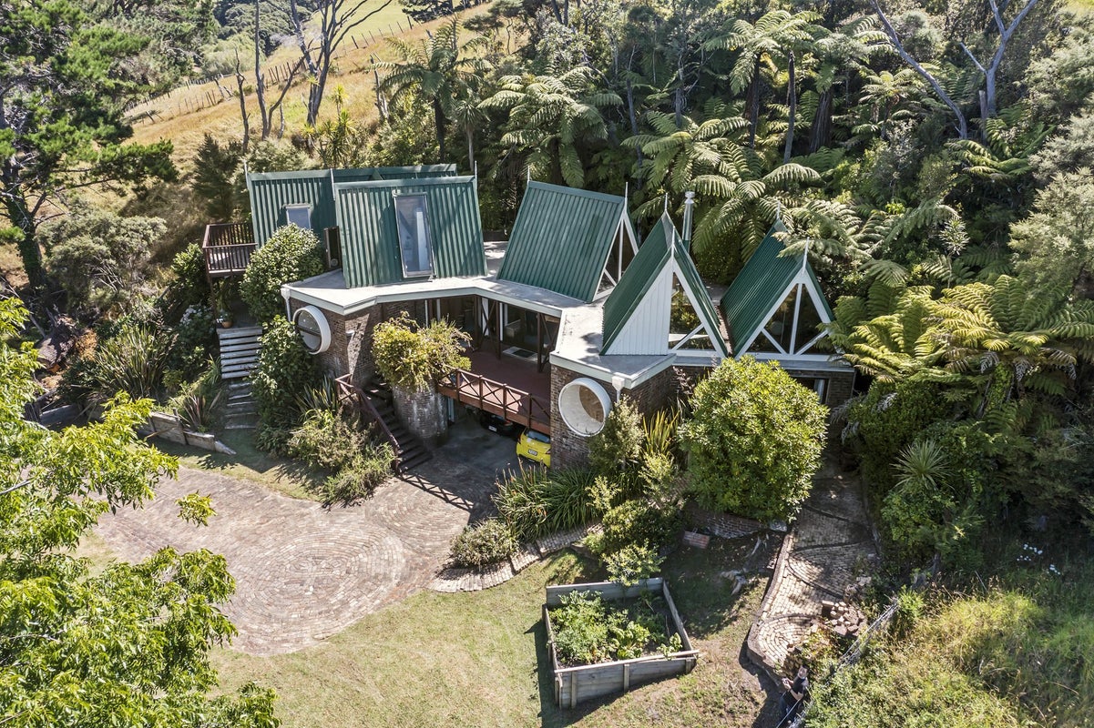 122 Waitakere Road, Henderson - Carousel 44