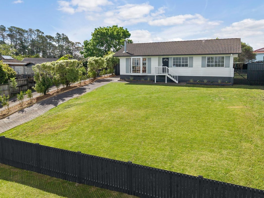 5 Moxham Grove, Massey, Auckland - Carousel 2