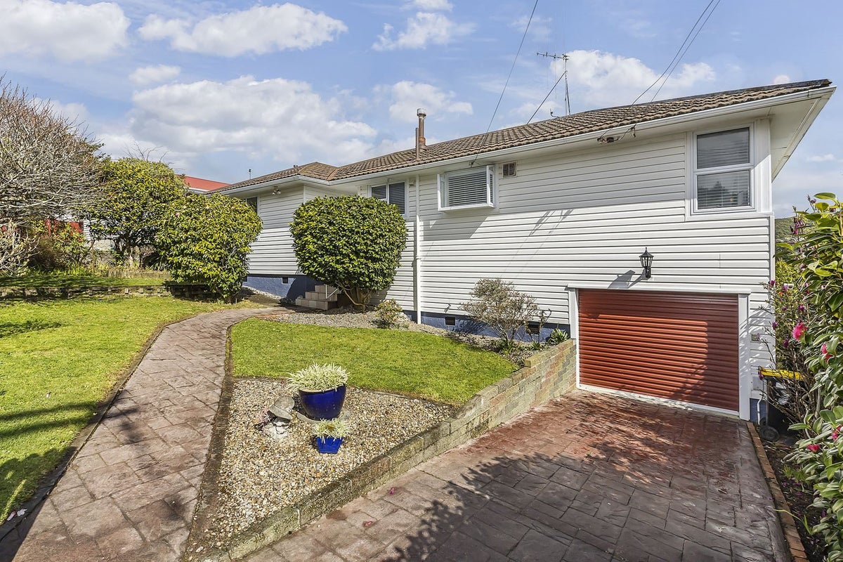 74 Taylor Terrace, Tawa, Wellington - Carousel 1