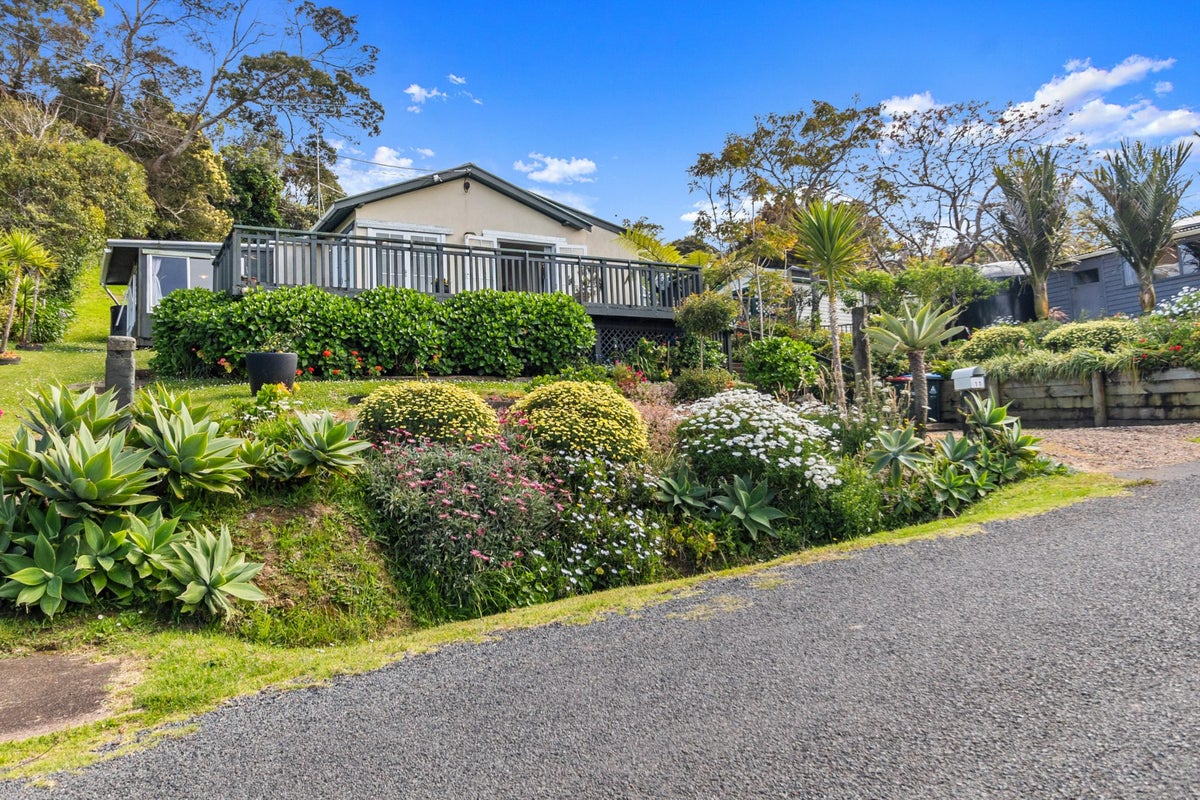 11 Beresford Avenue, Surfdale, Waiheke Island - Carousel 1