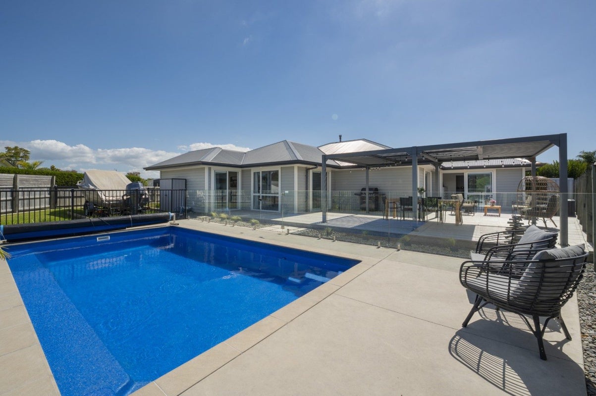1 Benmore Crescent, Pyes Pa, Tauranga - Carousel 1