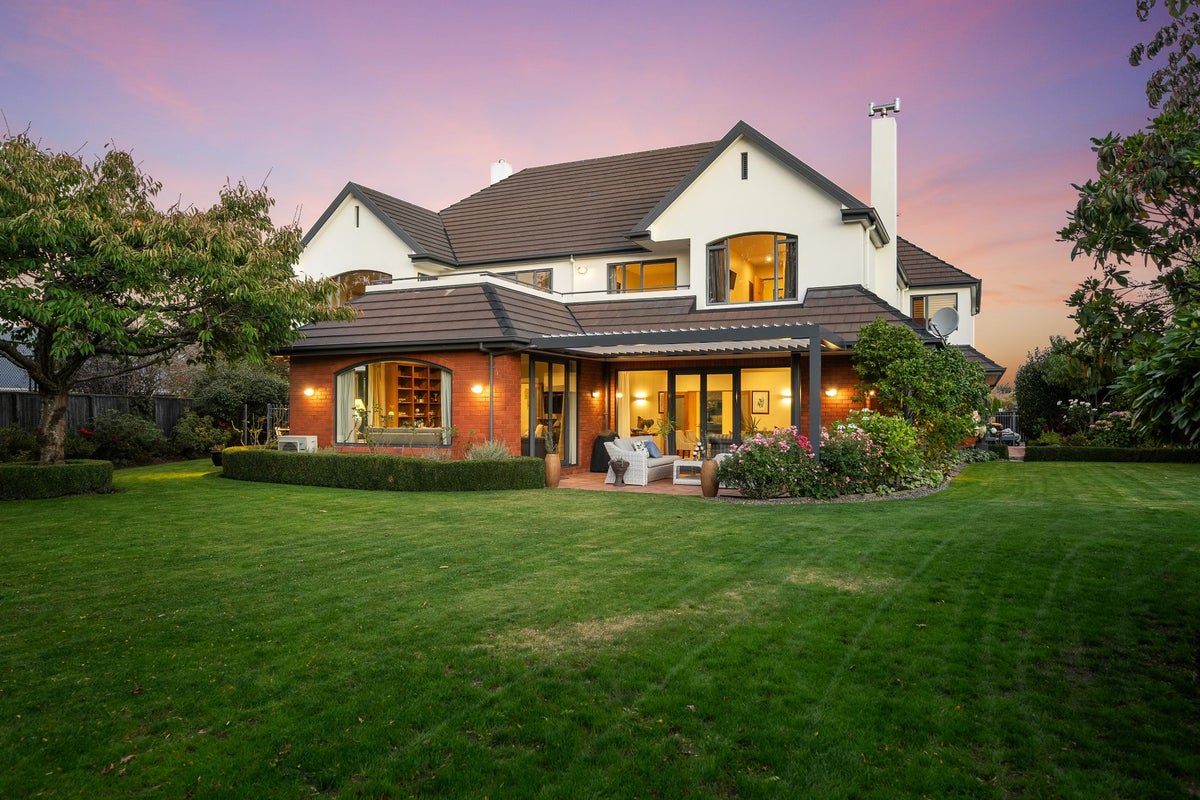 14 Regent'S Park Drive, CASEBROOK, CHRISTCHURCH - Carousel 2