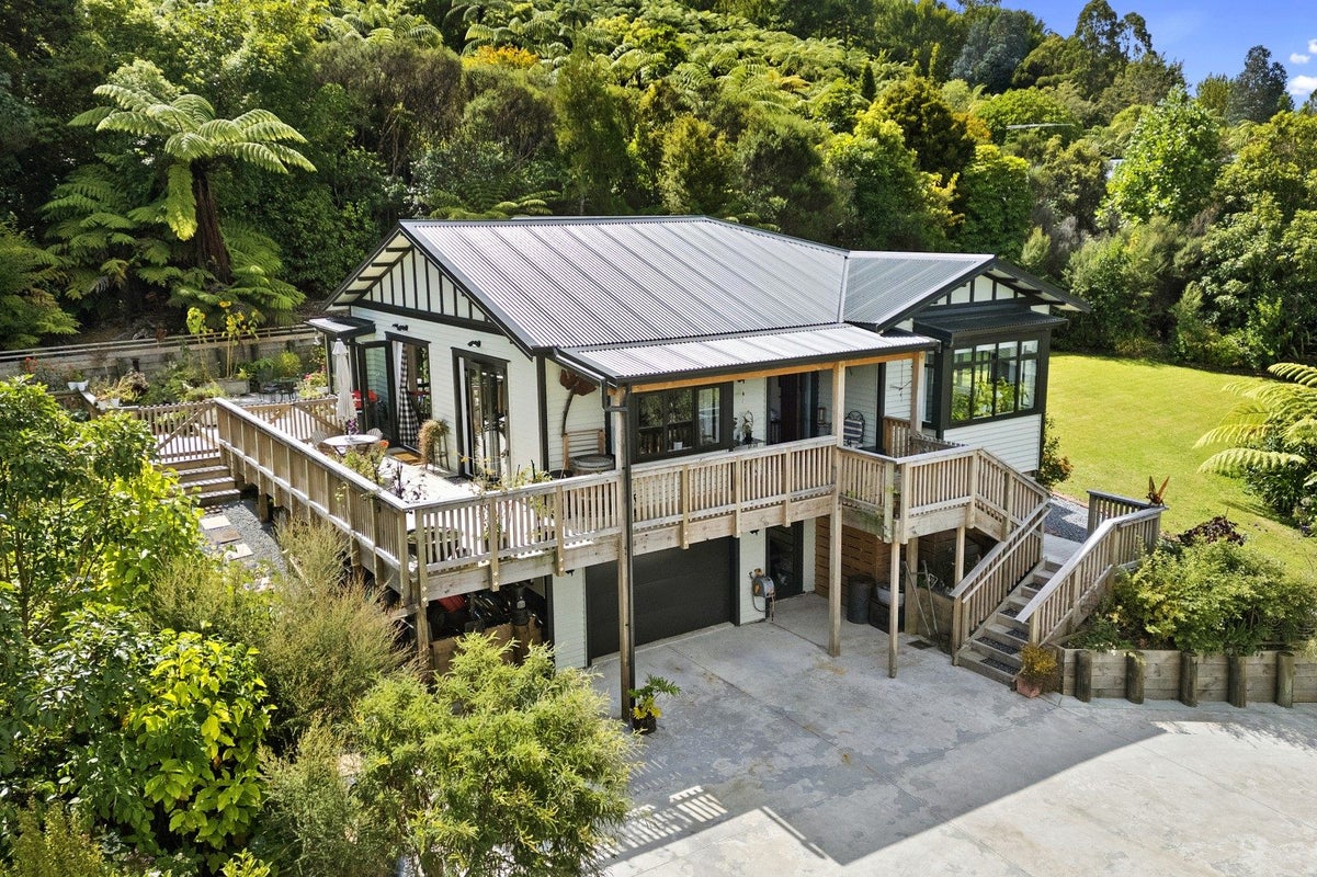 25 Kahikatea Lane, Brown Owl, Upper Hutt - Carousel 1