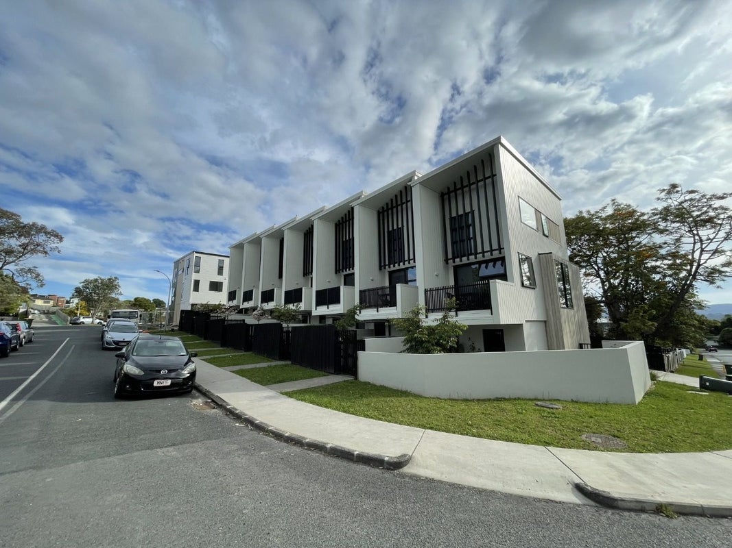 4/5 Dellwood Avenue, Henderson, Auckland - Carousel 1
