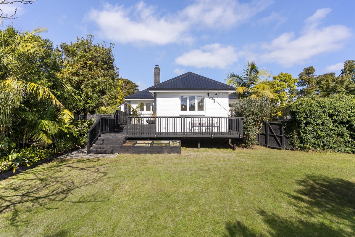4 Konini Road, Titirangi, Auckland - Carousel 1