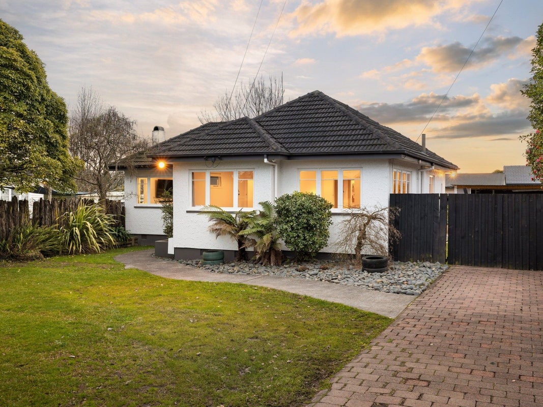 26 Forest Lake Road, Forest Lake, Hamilton - Carousel 1
