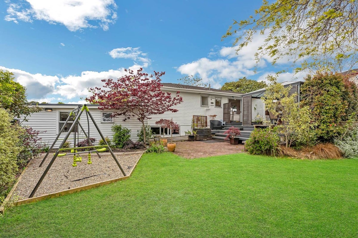 3 Malvina Place, Bucklands Beach, Auckland - Carousel 2