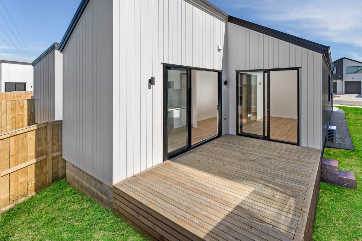 8 Puwha Street, Massey, Auckland - Carousel 1