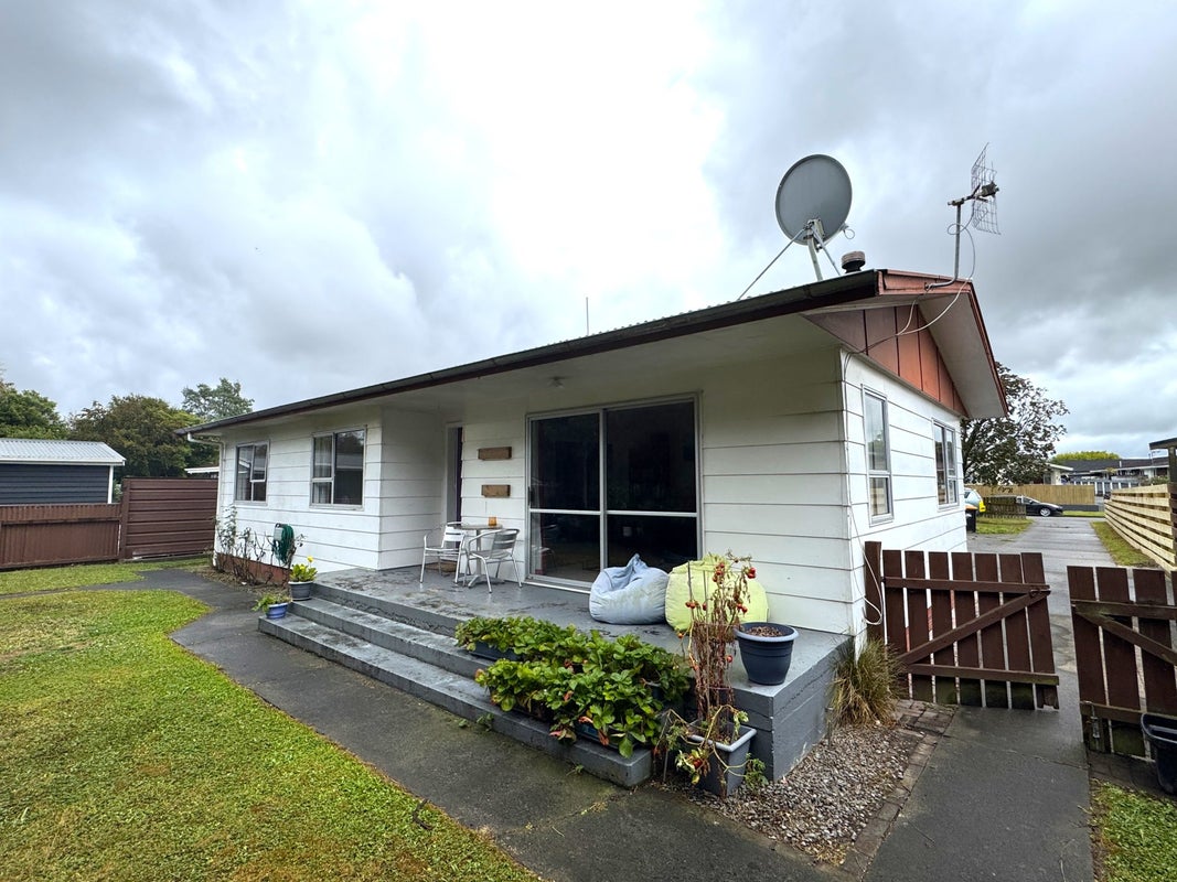 8B Geraldine Crescent, Cloverlea, Palmerston North - Carousel 1