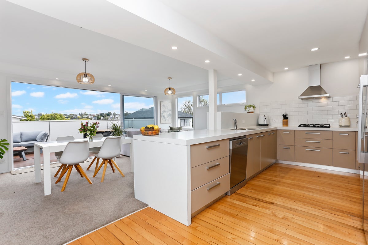 15 Barron Drive, Green Bay, Auckland - Carousel 2