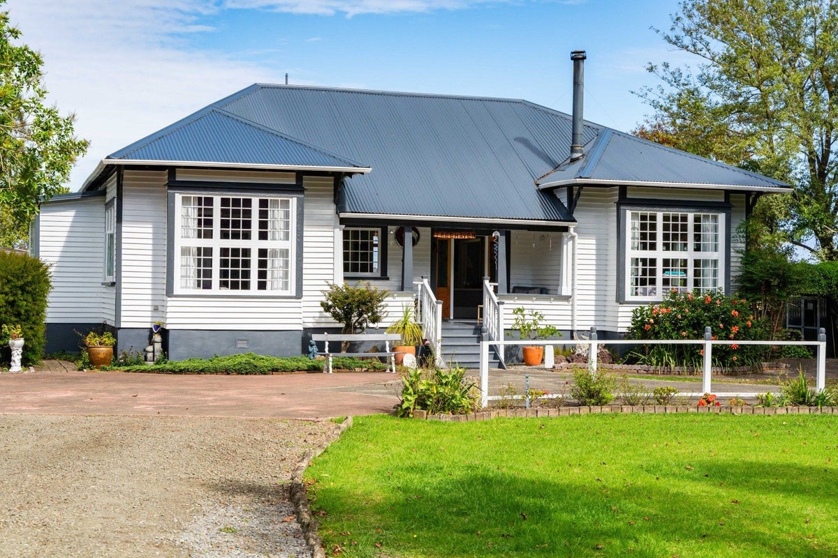 6851 State Highway 12, Turiwiri - Carousel 1