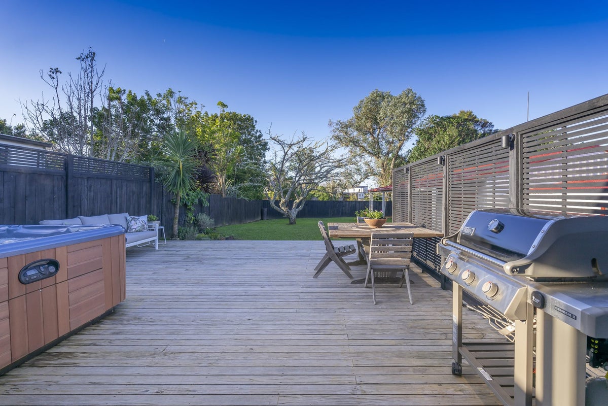 53 Castleford Street, Green Bay, Auckland - Carousel 2