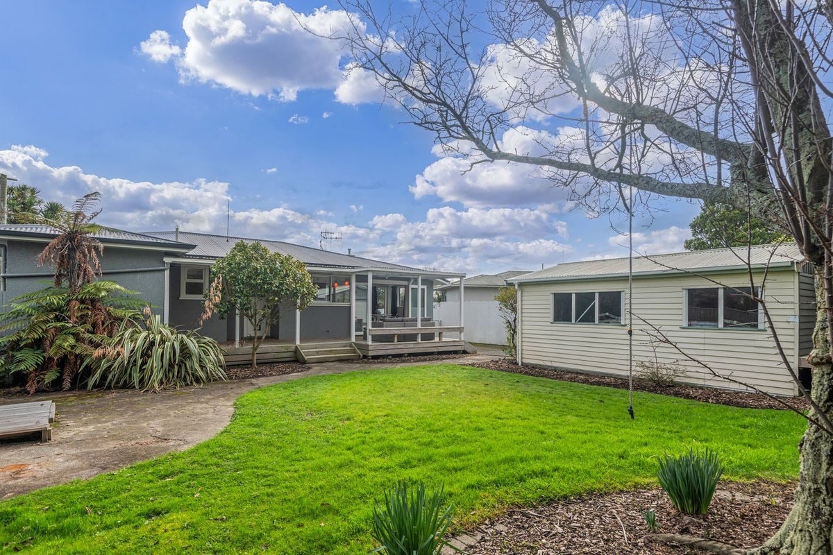 10 Ilford Place, Awapuni, Palmerston North - Carousel 19