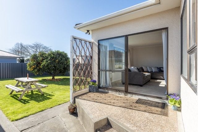 1202 Norfolk Crescent, Mayfair, Hastings - Carousel 2