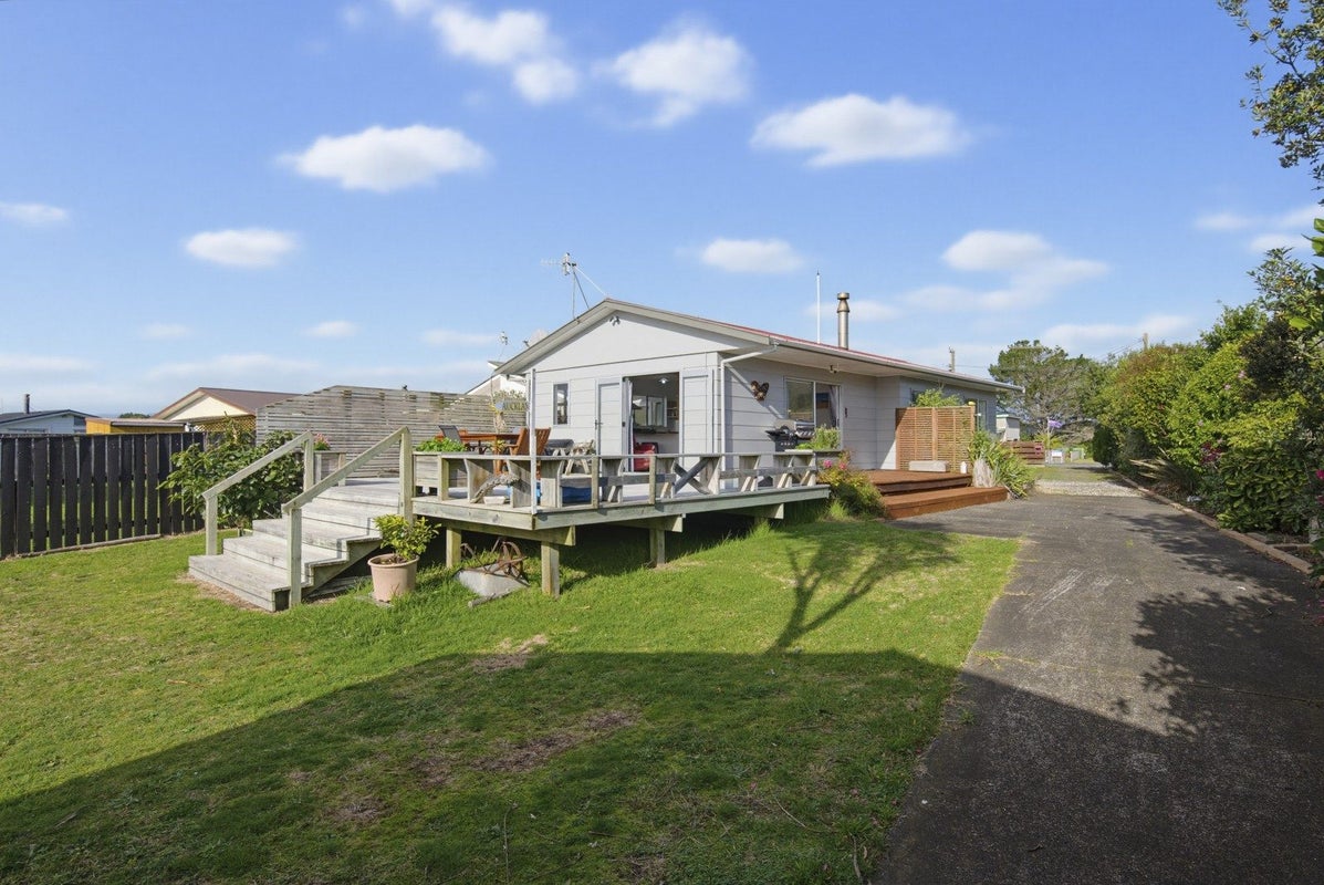 590 Waitarere Beach Road, Waitarere Beach, Levin - Carousel 1