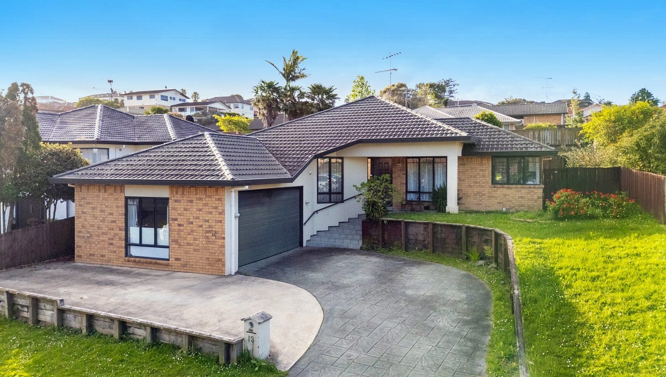 13 De Havilland Drive, Goodwood Heights, Auckland - Carousel 1