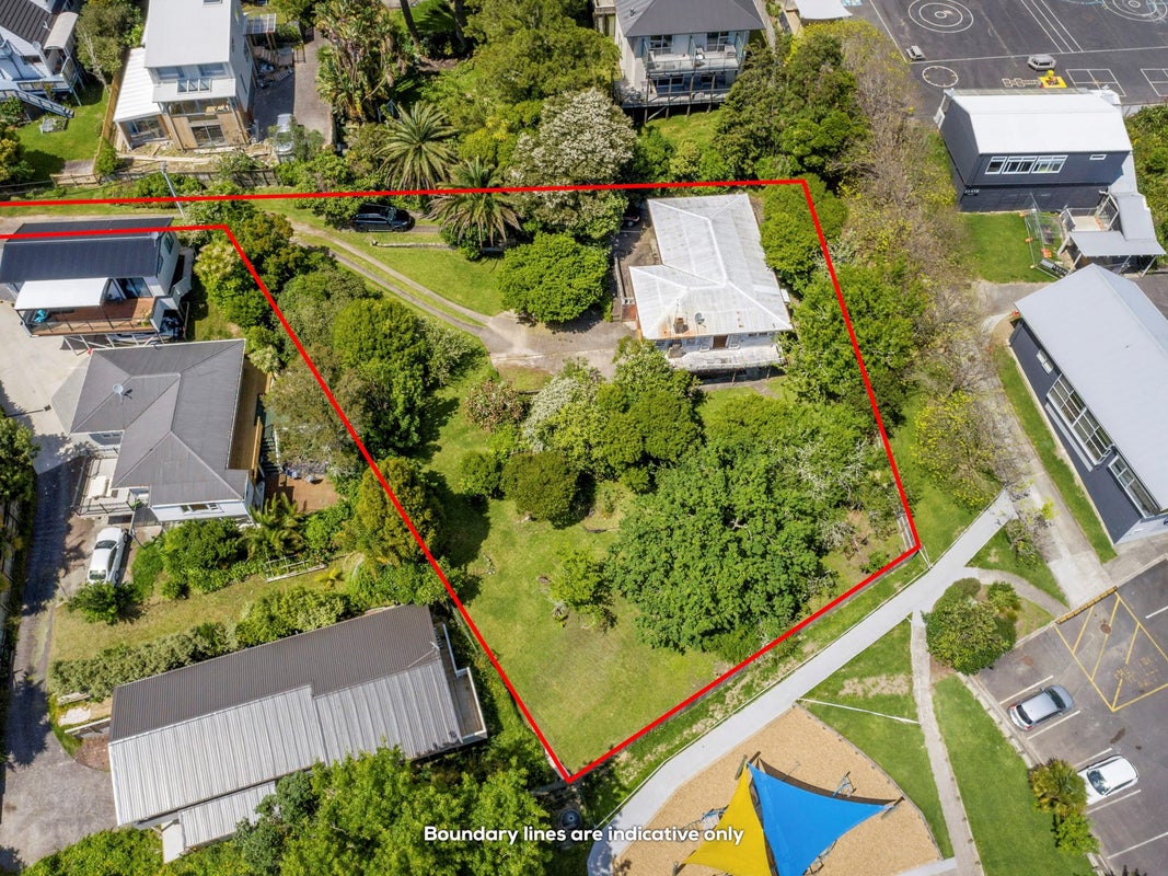 12 Woodside Avenue, Northcote, Auckland - Carousel 1