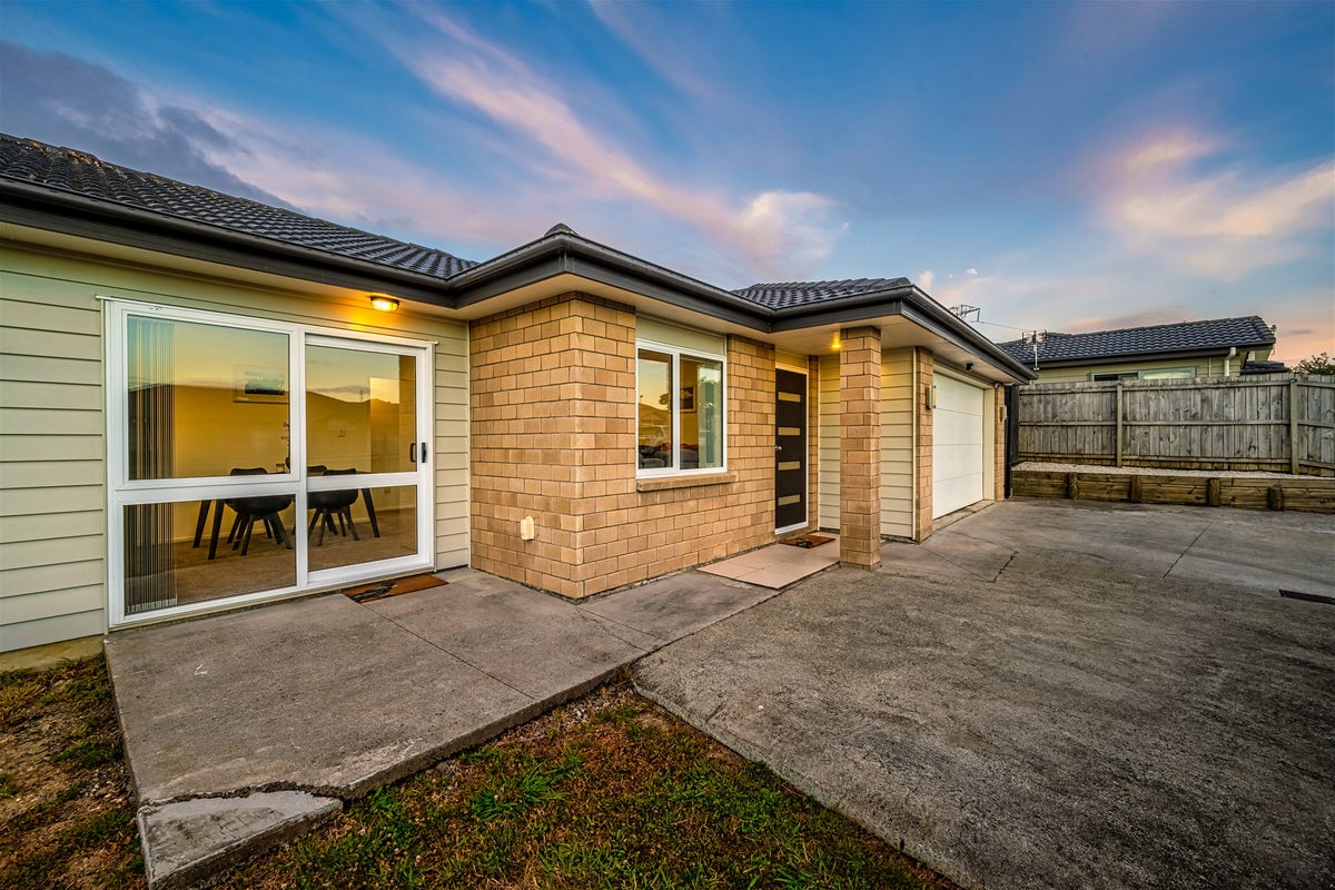 16 John Broad Place, Flat Bush, Auckland - Carousel 1