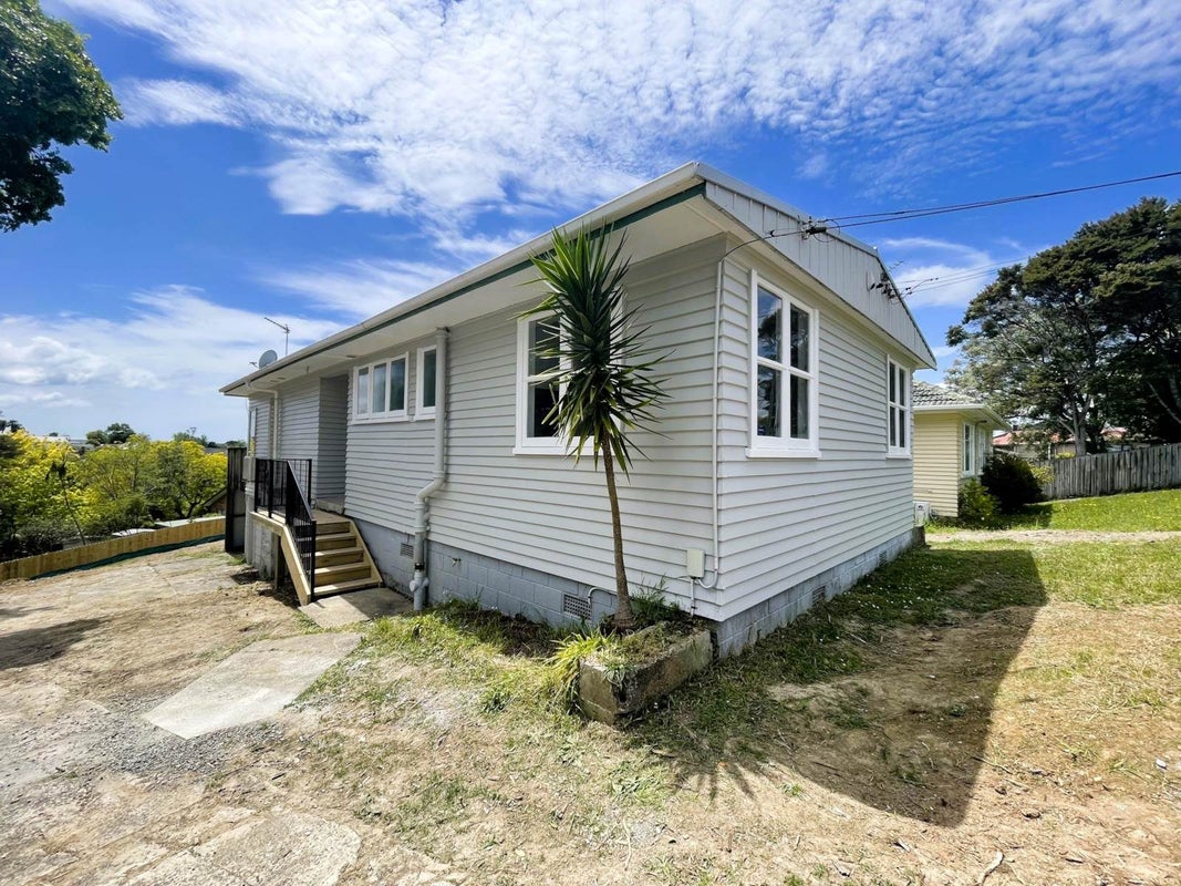 7 Christina Avenue, Te Atatu South, Auckland - Carousel 1