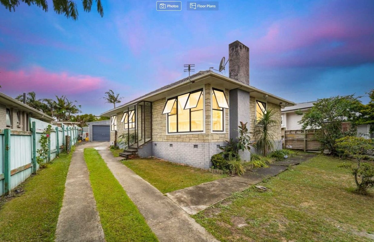 33 Strid Road, Te Atatu South, Auckland - Carousel 1