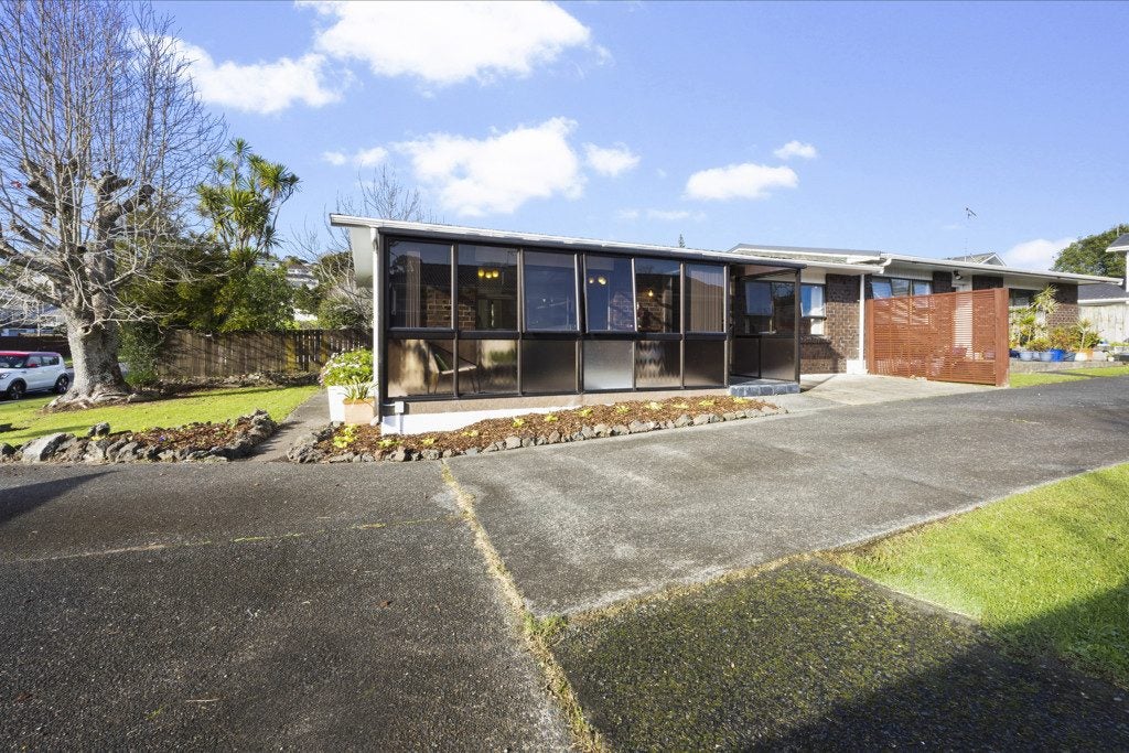 1/8 Mannering Place, Hillcrest, Auckland - Carousel 2