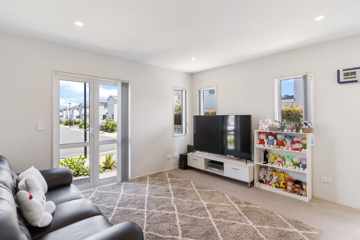 63 Divide Loop, Takanini, Auckland - Carousel 2