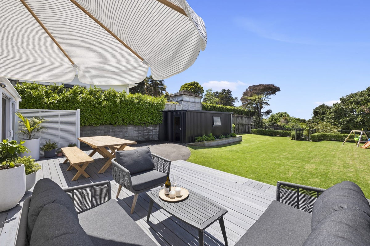 53 Paynters Avenue, Strandon, New Plymouth - Carousel 2