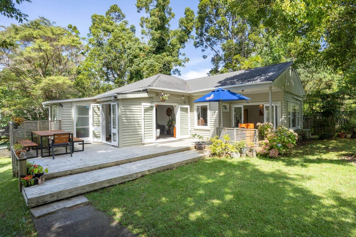 98 Konini Road, Titirangi, Auckland - Carousel 1